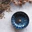 Asayu Japan Räucherstäbchenhalter - Blauer Lotus - Für Stäbchen 10cm, Made in Japan, Traditioneller Keramik Aschefänger, Inklusive Abnehmbarer Messingständer - Für Yoga, Meditation und Entspannung