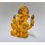 Gold Art India Handgefertigter Mango-Terrakotta-Ganesha mit goldenem Schmuck für Auto-Armaturenbrett, Heim-/Bürodekoration, Geschenk/Einweihungsgeschenk (4HANDGANESHAYELLOWTERRACOTTA 8,4 cm)