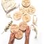 Holz Meilensteinkarten Schwangerschaft auf deutsch - 30 Meilensteine auf edlen Holzscheiben als Geschenk für Schwangere, werdende Mütter, werdende Eltern. Schwangerschaft verkünden, Momente teilen.