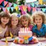 3er Set Wimpelkette Outdoor, 36 Bunte Wimpel (17,5x12,5 cm), 12 m Girlande, Wetterfeste Party Deko für Geburtstag, Gartenparty, Einschulung, Festival & Schützenfest (Regenbogenfarben)