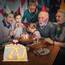 Seutgjie Originelle Geschenk 70. Geburtstag Frau Mann 1956-2026, 70 Geburtstag Deko Holz Schild Gästebuch, Geldgeschenke Geburtstag 70 Jahre mit LED Lichterkette Geschenkpapier