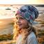 Wollhuhn Kinder Beanie – Zweilagige Longbeanie aus Jersey, wendbar & weich – mit Grauer Innenseite – Handmade in Deutschland – ganzjährig tragbar (Schmetterlinge Grau, S)