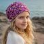 Wollhuhn Kinder Beanie – Zweilagige Longbeanie aus Jersey, wendbar & weich – innen grau – Handmade in Deutschland – ganzjährig (DE/NL/SE/PL, Numerisch, 52, 54, Blumen Beere)