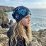 Wollhuhn Kinder Beanie – Zweilagige Longbeanie aus Jersey, wendbar & weich – mit Grauer Innenseite – Handmade in Deutschland – ganzjährig tragbar (Fußball Blautöne, M, 52-54)
