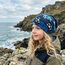 Wollhuhn Kinder Beanie – Zweilagige Longbeanie aus Jersey, wendbar & weich – mit Grauer Innenseite – Handmade in Deutschland – ganzjährig tragbar (Fußball Blautöne, L, 56-58)