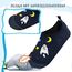 Kyopp Hausschuhe Kinder Junge Mädchen Pantoffeln Rutschfest Barfussschuhe Kindergarten Slippers für Atmungsaktive Weich Lauflernschuhe Kleinkinder Schuhe(Marineblau-Kosmisch 26/27EU)