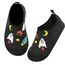 Kyopp Hausschuhe Kinder Junge Mädchen Pantoffeln Rutschfest Barfussschuhe Kindergarten Slippers für Atmungsaktive Weich Lauflernschuhe Kleinkinder Schuhe(Schwarzer-Kosmisch 24/25EU)