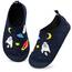 Kyopp Hausschuhe Kinder Junge Mädchen Pantoffeln Rutschfest Barfussschuhe Kindergarten Slippers für Atmungsaktive Weich Lauflernschuhe Kleinkinder Schuhe(Marineblau-Kosmisch 32/33EU)