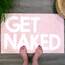 New Mungo Get Naked Badematte Rosa – Badezimmerteppiche, Wohnungsdekoration, Badezimmerzubehör, Niedliche Badematten für Badezimmer, Weiße & Rosa Badematte – 78.7x50.8 cm