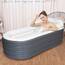 Aufblasbare Einweichbadewanne für Erwachsene, große tragbare Eisbadewanne, Spa, Einweichwanne mit Reißverschlussabdeckung, entworfen mit Kopfstütze, Getränkehalter (Luftpumpe im-168x76x68cm)