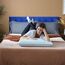 Weekender Gel-Memoryschaum-Kissen, Kingsize, mittelgroßes Plüschgefühl, Nacken- und Schulterstütze, für Rücken-, Seiten- und Bauchschläfer, Zuhause, Hotel und Krankenhaus, 2 Stück